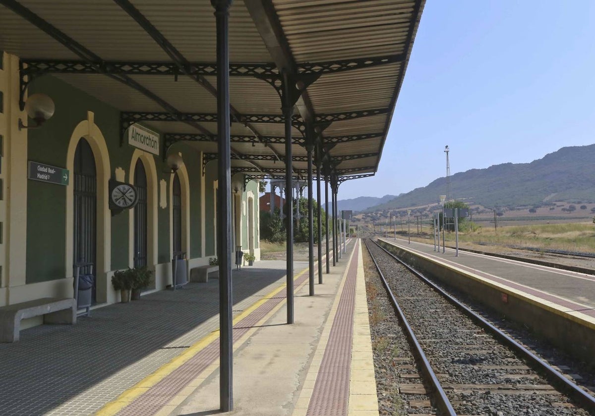 Estación de Almorchón, en la línea férrea entre Mérida y Puertollano.