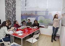 Clases de inglés en una academia de la región.