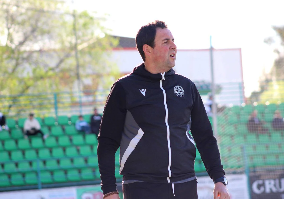 Miguel Ángel Ávila, técnico del Coria, contrariado en el último partido.