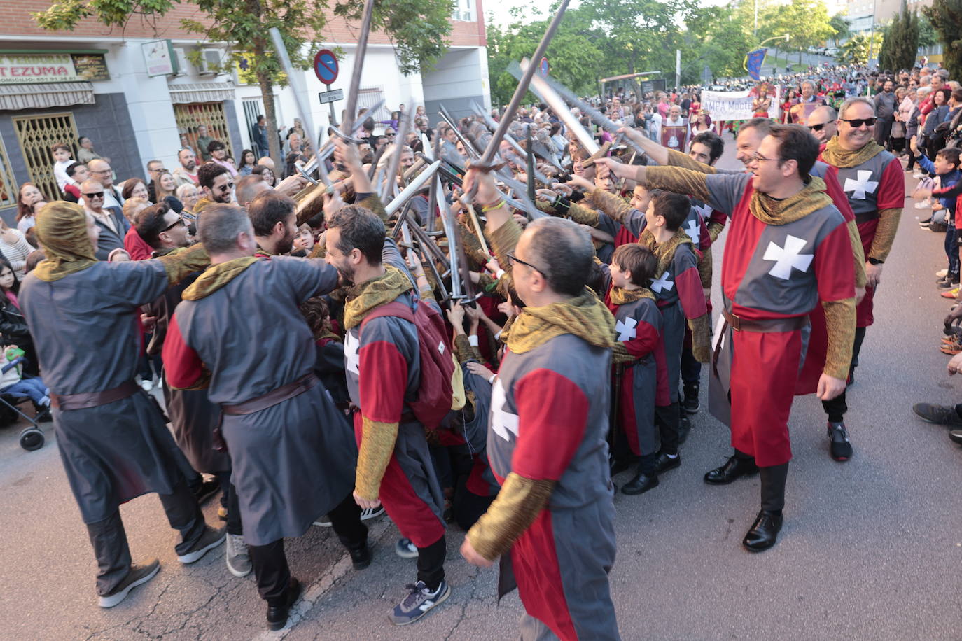 Imágenes del desfile de San Jorge en Cáceres