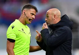 Jesús Gil Manzano conversa con el técnico Vincenzo Italiano durante el partido Fiorentina-Viktoria Plzen de la Conference League.