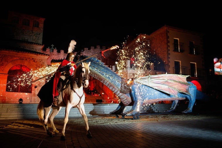 Dragón elaborado por la asociación de madres y padres (AMPA) del colegio Alba Plata, a su paso por la plaza de San Juan.