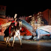 Cáceres vive su noche más legendaria con un desfile de San Jorge de récord