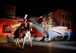 Dragón elaborado por la asociación de madres y padres (AMPA) del colegio Alba Plata, a su paso por la plaza de San Juan.