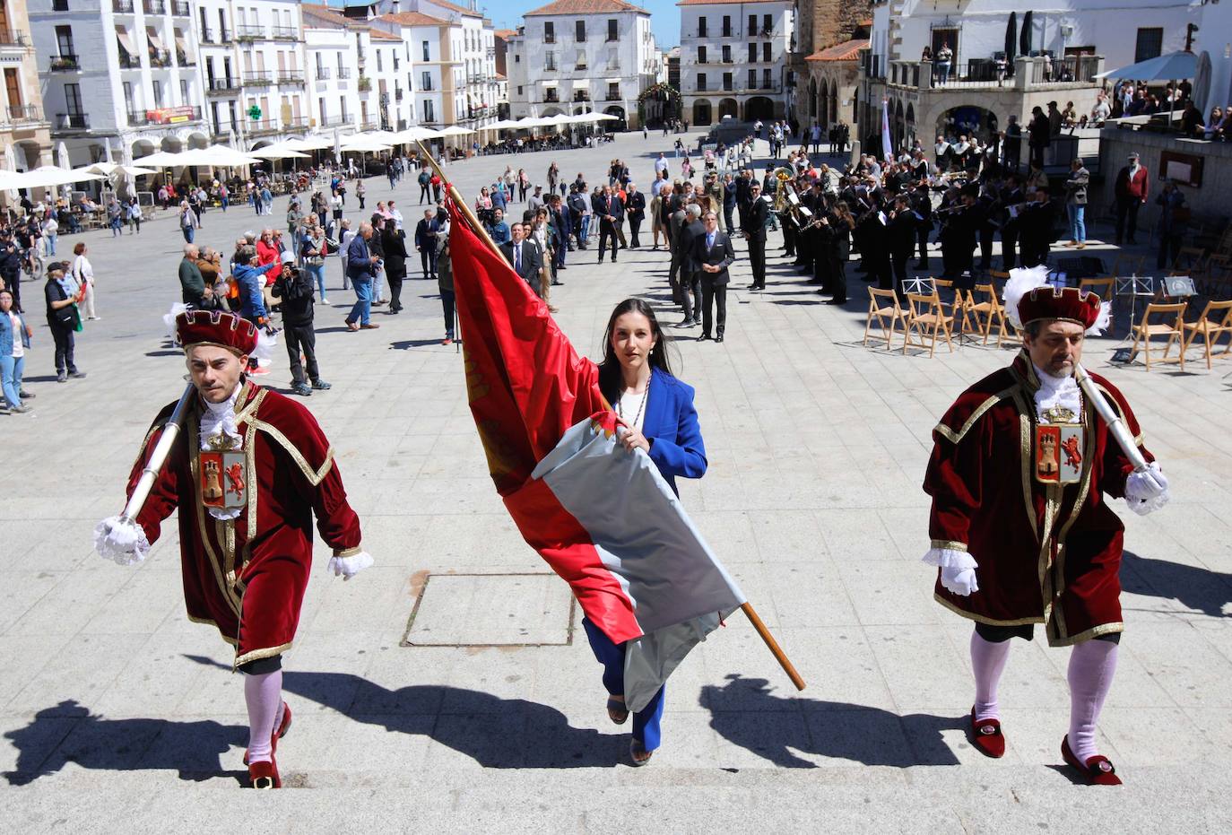 El pendón de San Jorge vuelve a tremolar en Cáceres