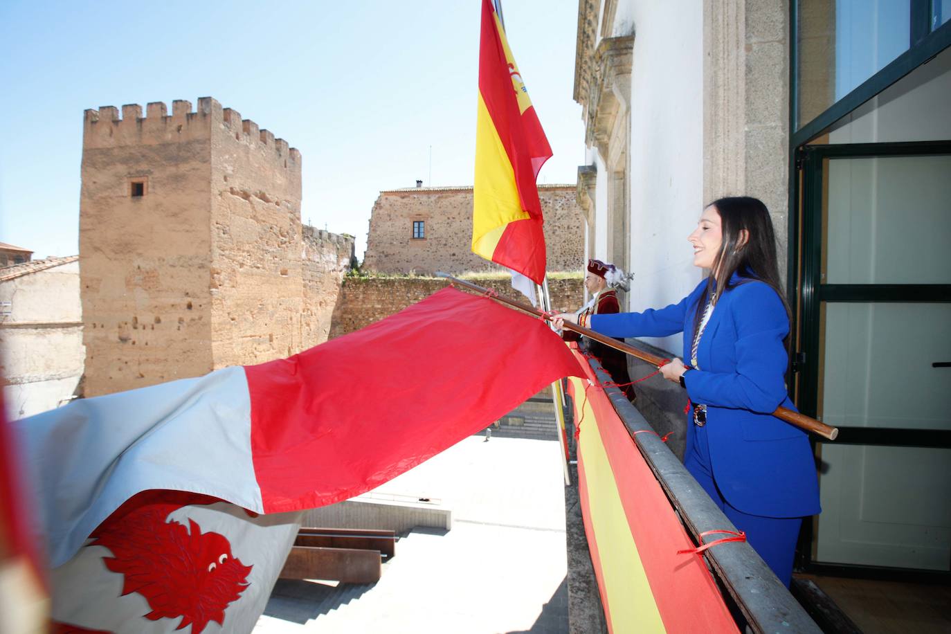 La concejala popular Noelia Rodríguez fue la encargada de tremolar el pendón de San Jorge. 