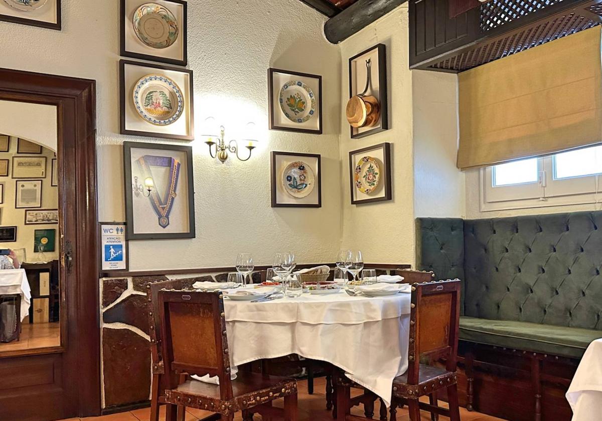 Elegante comedor del restaurante Fialho de Évora.