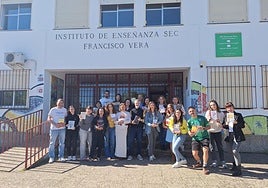 Los docentes del instituto, esta mañana, con los libros que han recibido como regalo.