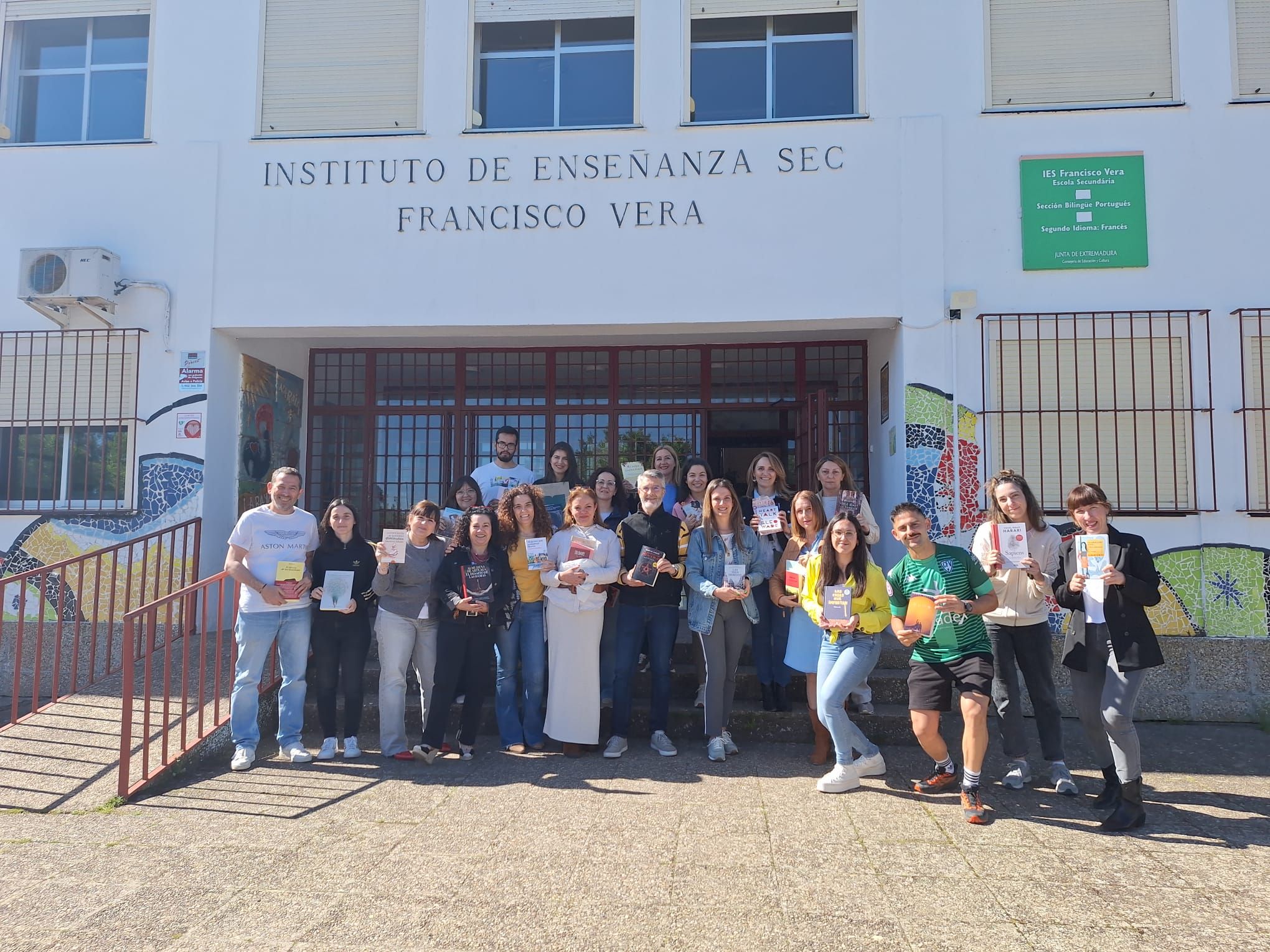 Los docentes del instituto, esta mañana, con los libros que han recibido como regalo.