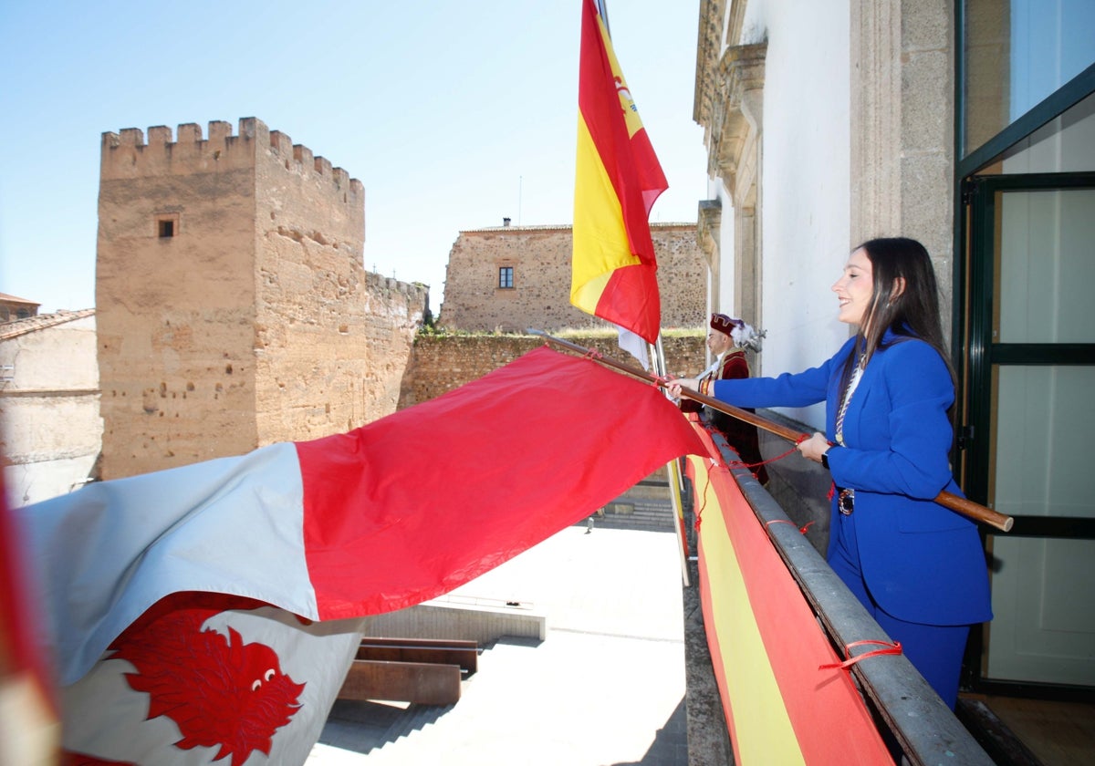 La concejala popular Noelia Rodríguez fue la encargada de tremolar el pendón de San Jorge.