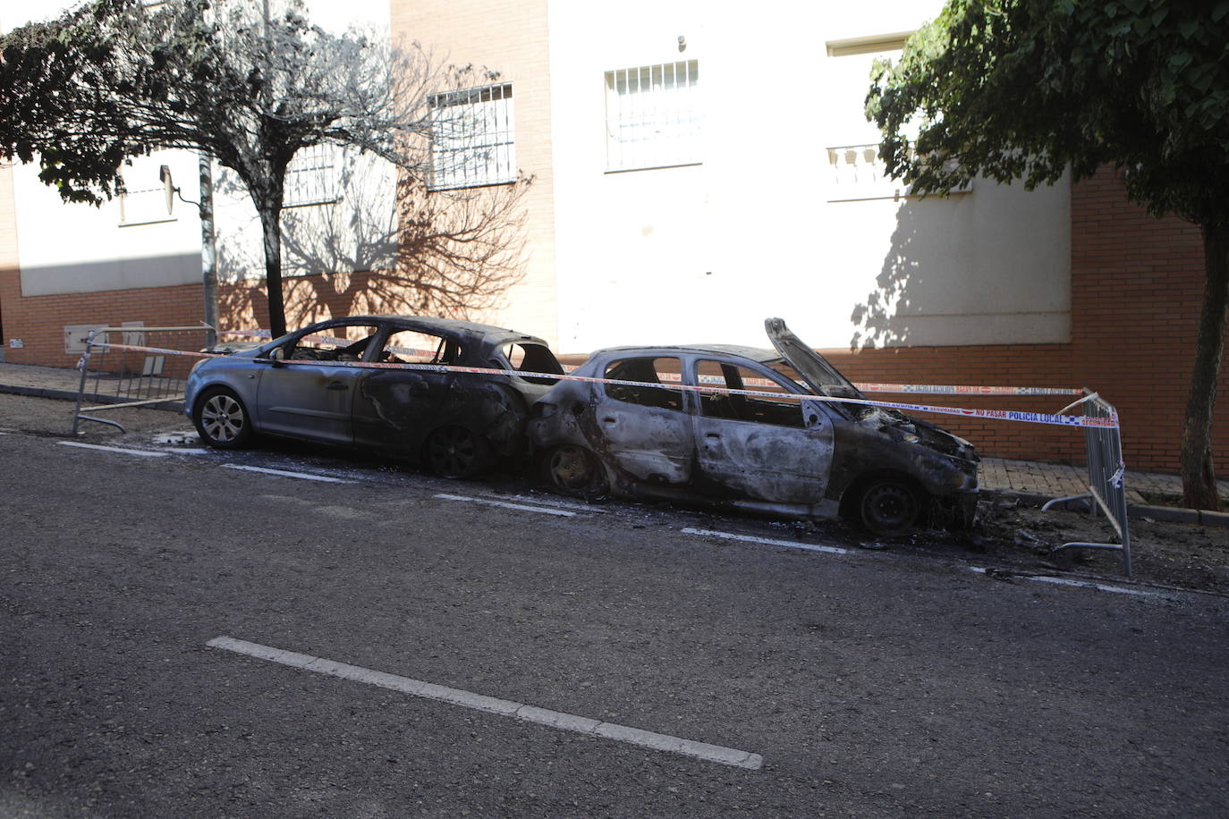 Así han quedado los dos vehículos que han ardido en el R-66 de Cáceres