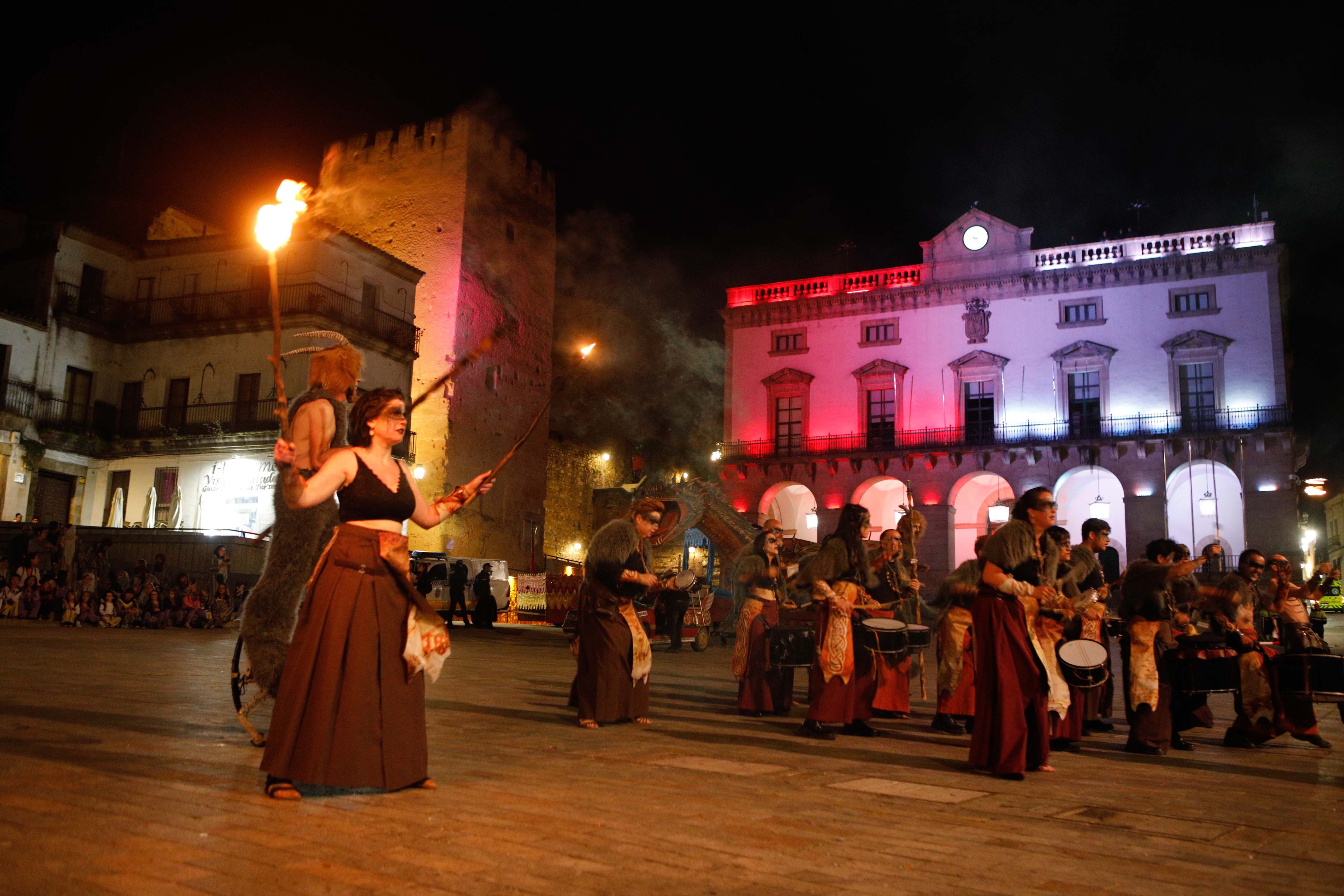 Imágenes de la quema del dragón en el desfile de San Jorge