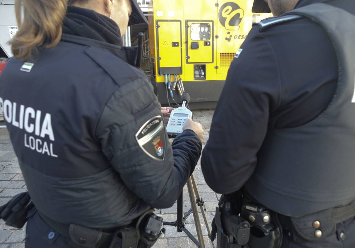 Agentes de la Policía Local de Cáceres con sonómetros, pero en Badajoz no disponen de ellos.