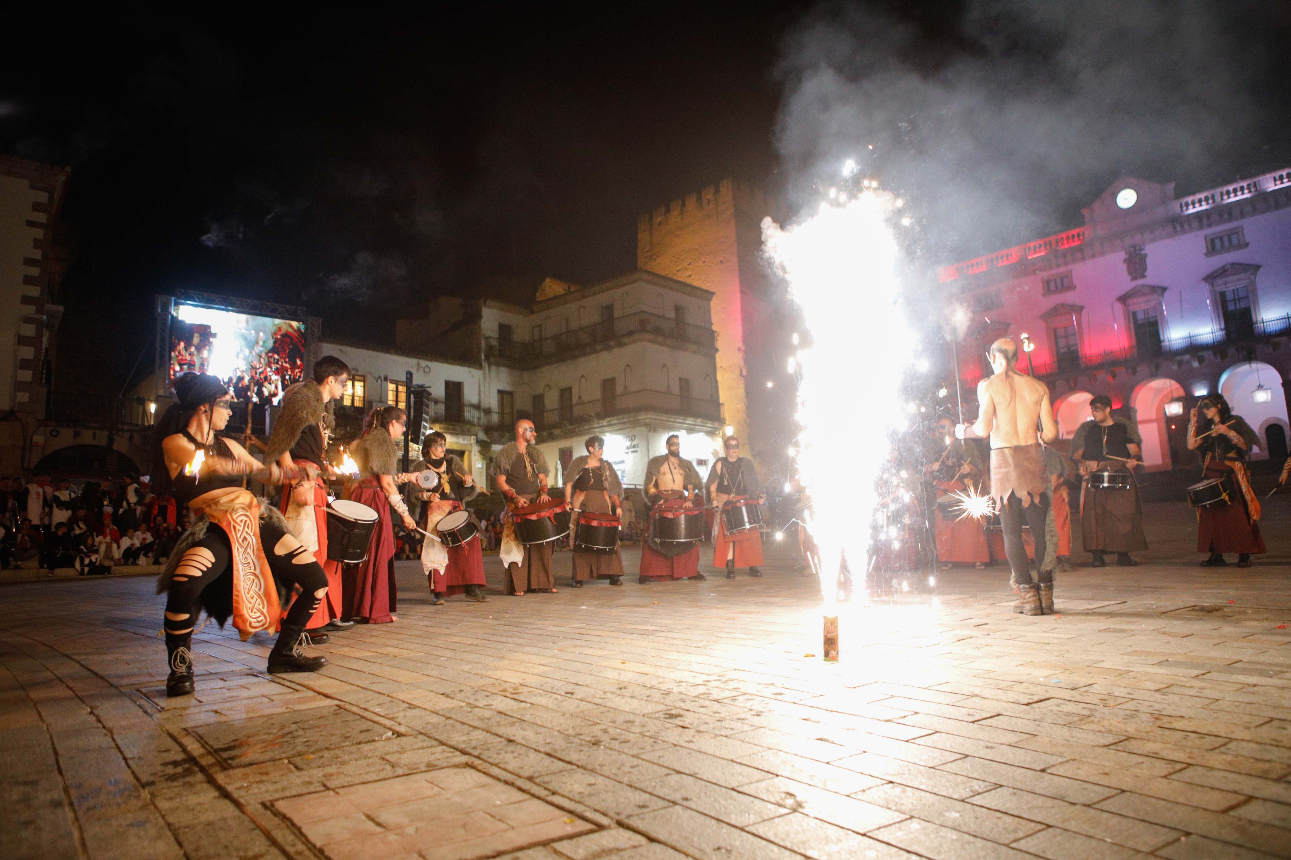 Imágenes de la quema del dragón en el desfile de San Jorge