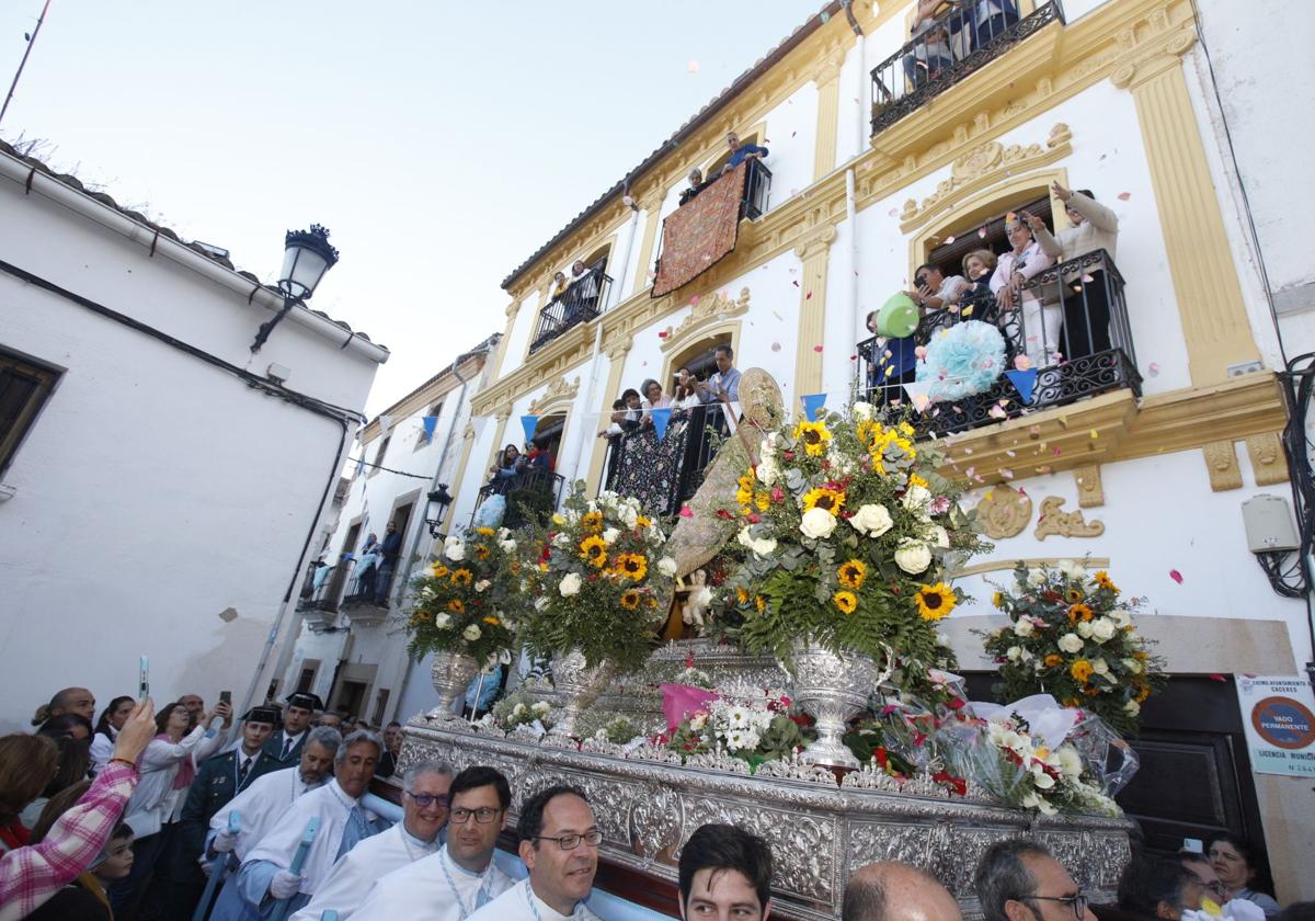 La Virgen de la Montaña recorre las calles del centro de Cáceres