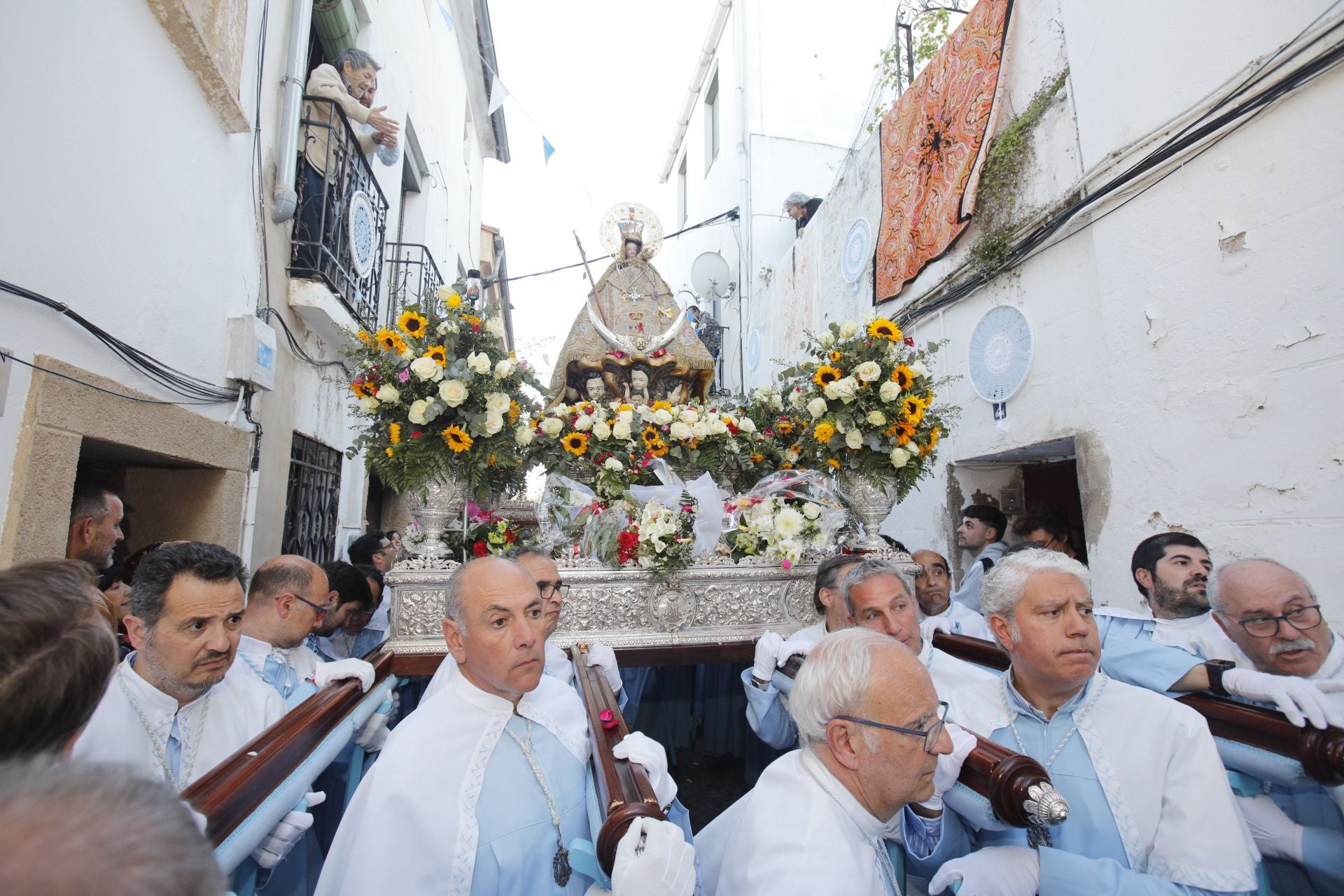 La Virgen de la Montaña recorre las calles del centro de Cáceres