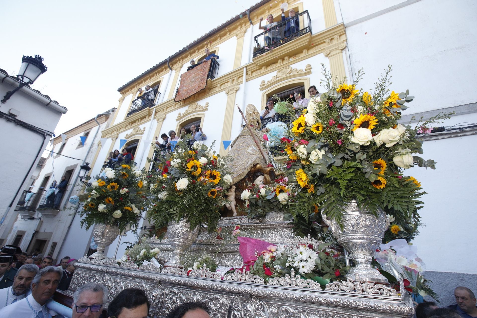 La Virgen de la Montaña recorre las calles del centro de Cáceres