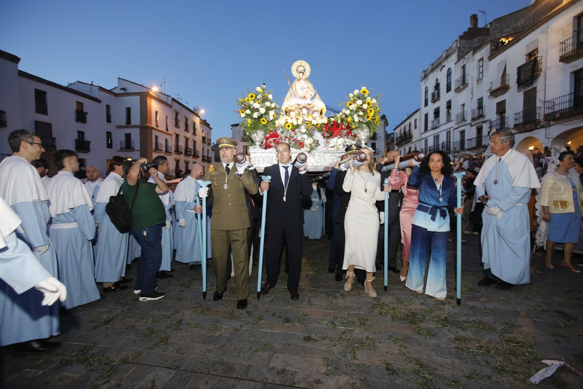 Fotos de la Virgen de la Montaña en la Plaza Mayor de Cáceres