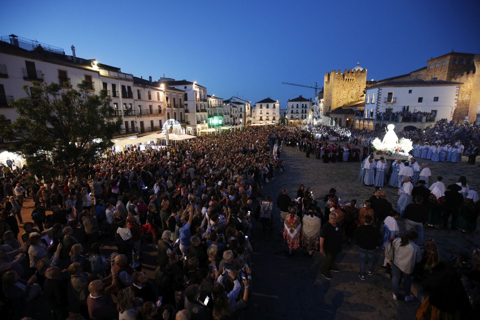 Fotos de la Virgen de la Montaña en la Plaza Mayor de Cáceres