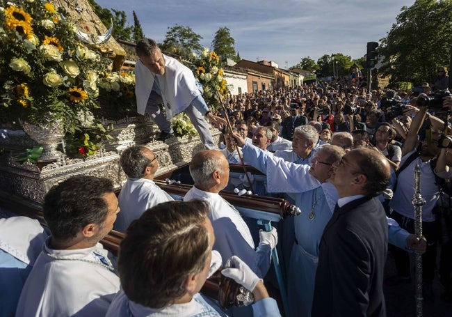 Momento de la entrega del bastón de mando a la Virgen en Fuente Concejo.