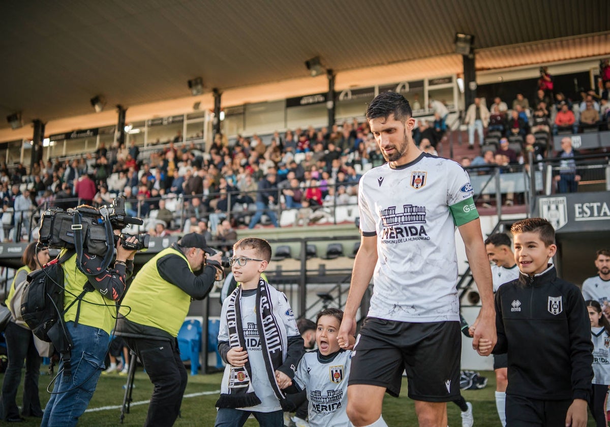 Tomás Bourdal saliendo al estadio Romano esta temporada.