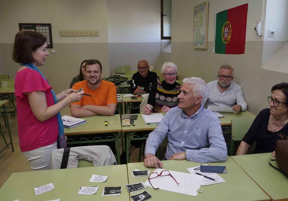 Estudiantes de la Escuela Oficial de Idiomas de Badajoz en una clase de portugués.