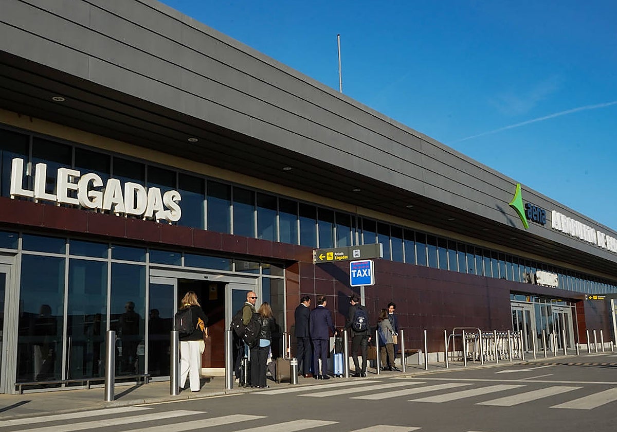 Viajeros en el Aeropuerto de Badajoz que se quedaron sin taxi.
