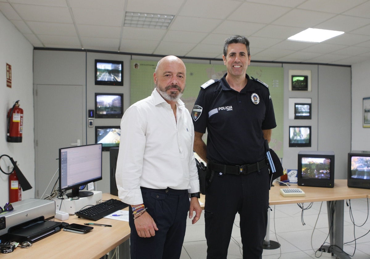 Benedicto Cacho, a la derecha, junto al concejal de Seguridad, Pedro Muriel, en la sede policial de Cáceres.