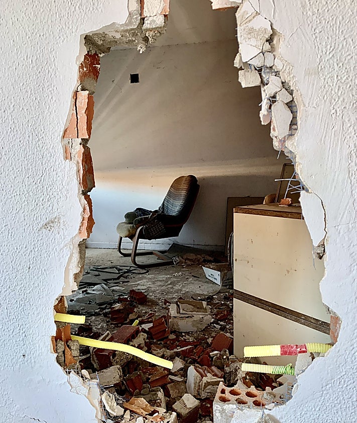 Imagen secundaria 2 - Sobre estas líneas un butrón en una vivienda. Más arriba, Jesús señala las humedades en una de la estancias de su casa en la que han cedido los azulejos. En la imagen superior, un piso ya abandonado en el que la Junta hizo mejoras hace menos de dos años.