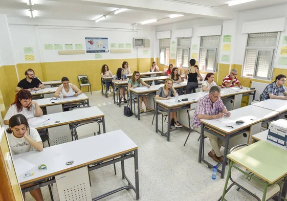 Participantes en un examen de una oposición docente en la región.
