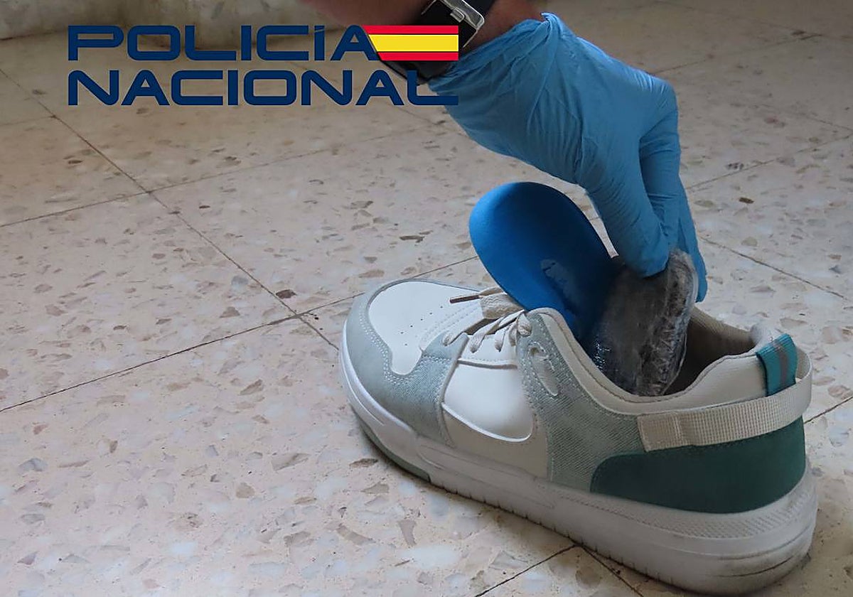 Zapatillas que escondían el hachís