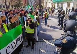 Imagen de archivo de agricultores protestando a raíz de las movilizaciones del pasado febrero.
