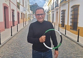 Manuel Rodríguez, con el aro del juego de 'La Rosquilla', en Alconchel.