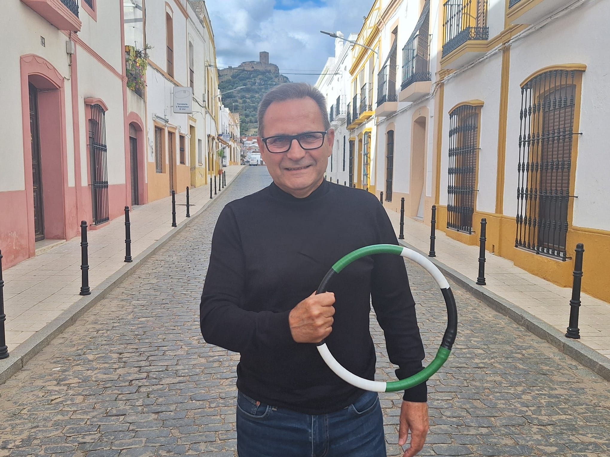 Manuel Rodríguez, con el aro del juego de 'La Rosquilla', en Alconchel.