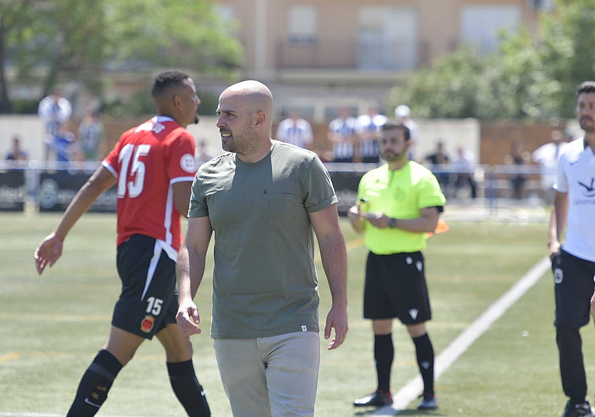 Luis Oliver Sierra, en el Emilio Macarro el pasado domingo durante el derbi ante el Montijo.