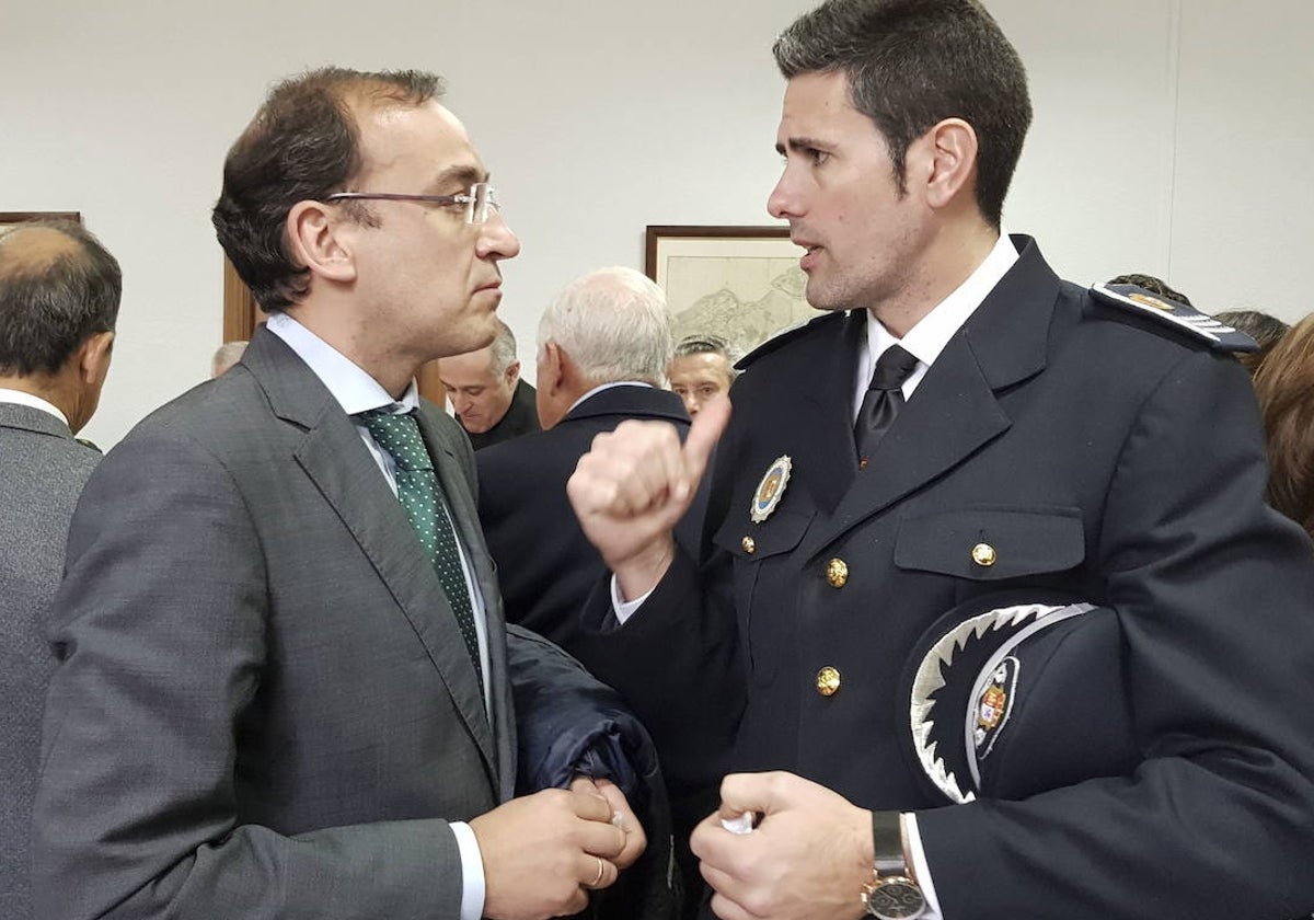 El alcalde, Rafael Mateos, y el jefe de la Policía Local, Benedicto Cacho.