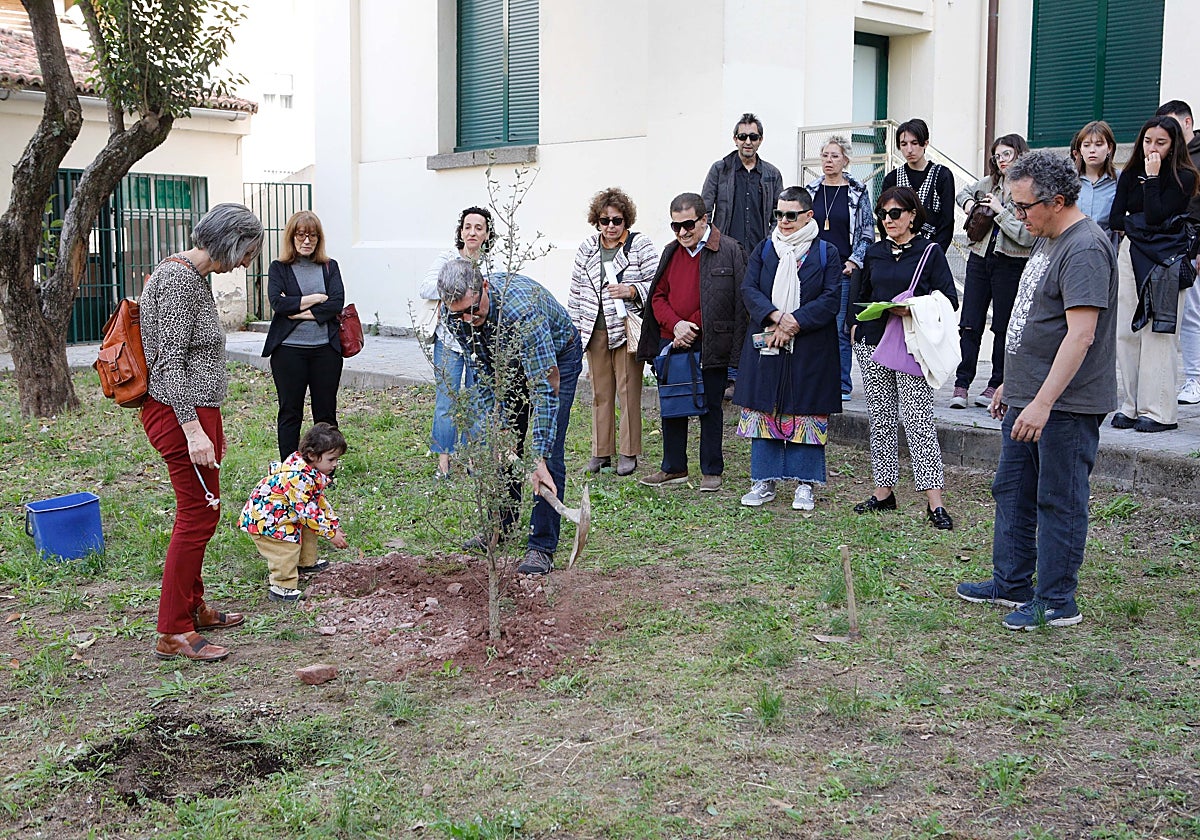 Plantación de un árbol en el jardín del espacio UEx en memoria de Raquel Rafanha.