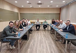 Los hoteleros, reunidos con los concejales este mes.