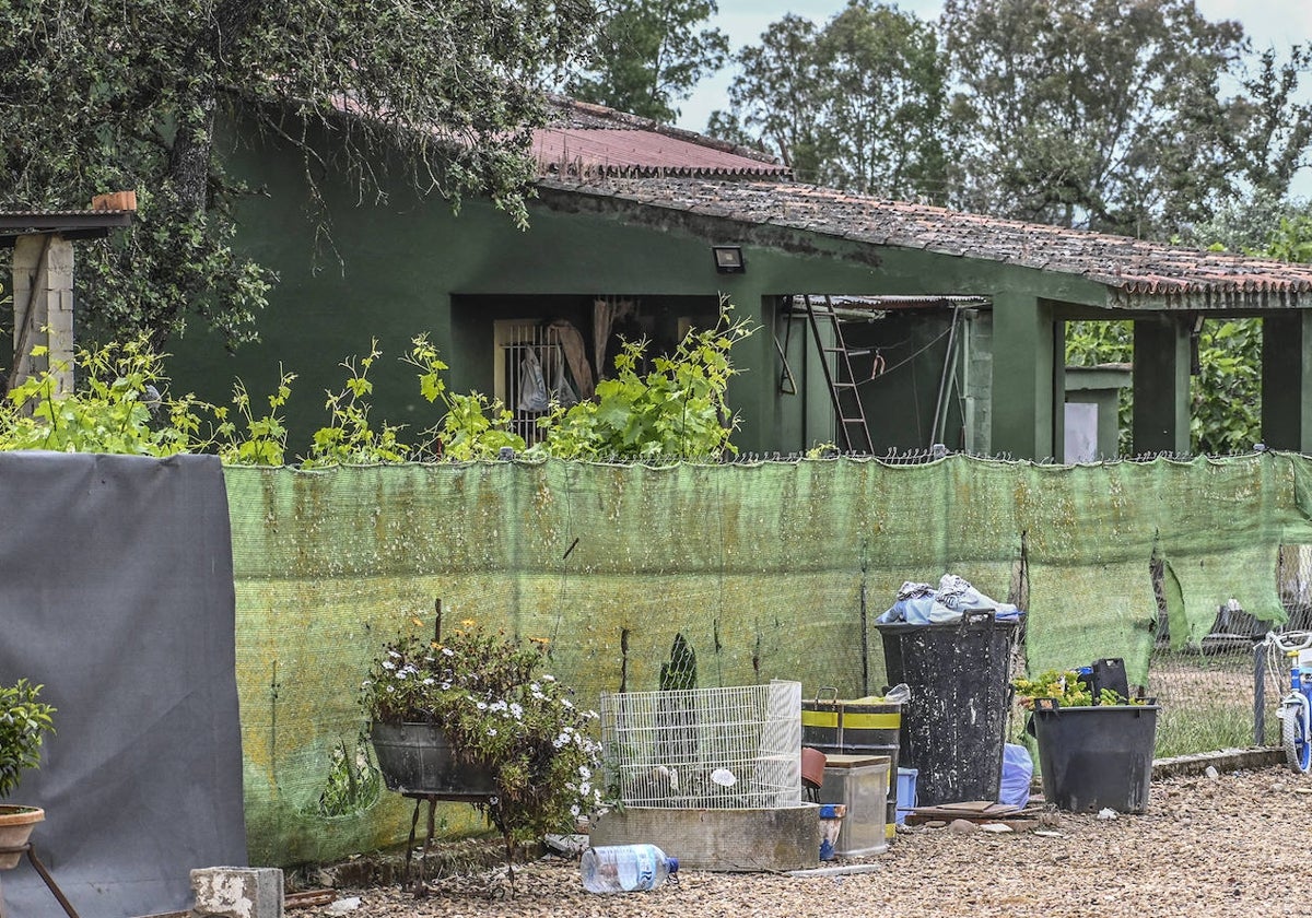 Las llamas causaron daños en la fachada de la casa al salir por una ventana.