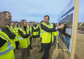 La presidenta extremeña, María Guardiola, junto al ministro de Transportes, Óscar Puente, en su visita a las obras de la línea de alta velocidad en febrero.