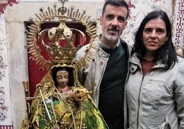 Los restauradores, junto a la Virgen de la Montaña antes de realizar su intervención.