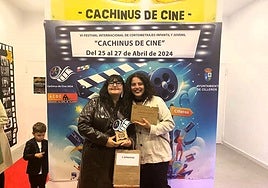 Patricia Berinald acompañada por Judith Pintor, una de las actrices del corto