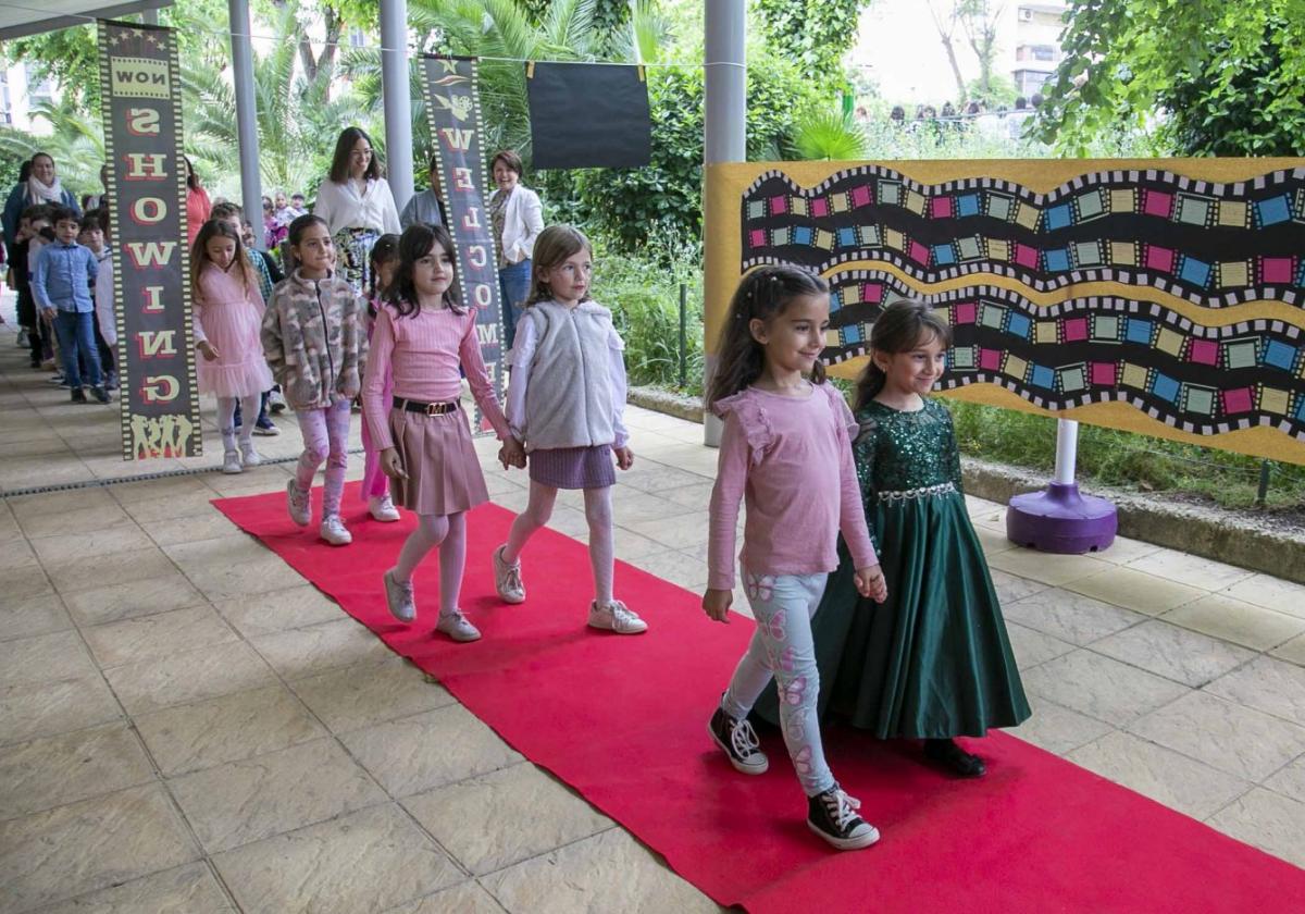 Alumnas en el paseo de la fama del Dion Casio.