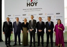 Álvaro Rodríguez Guitart, director general del Diario HOY; Fernando Palacios, presidente de Cajalmendralejo; Elena Manzano, consejera de Hacienda y Administración Pública de la Junta de Extremadura; Pablo Hernández de Cos, gobernador del Banco de España; Ignacio Gragera, alcalde de Badajoz; José Luis Quintana, delegado del Gobierno en Extremadura; y Mar Domínguez, directora del Diario HOY