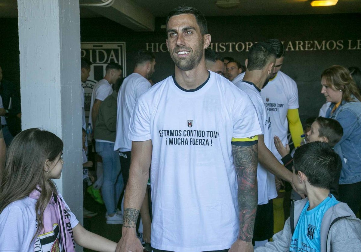 Los jugadores del Mérida salieron el domingo con una camiseta de apoyo a su compañero Bourdal.