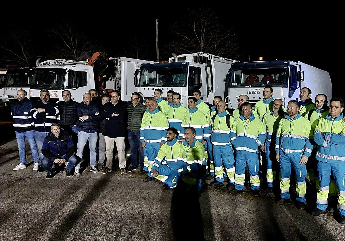 Trabajadores de Valoriza con el concejal, Pedro Muriel, en la primera jornada de trabajo, el pasado febrero.