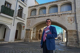 Manuel Alfaro junto a su nuevo libro bajo el arco del Peso.