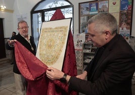 Momento en el que la cofradía da a conocer la imagen del nuevo manto de la Virgen de la Montaña, presentado este martes.