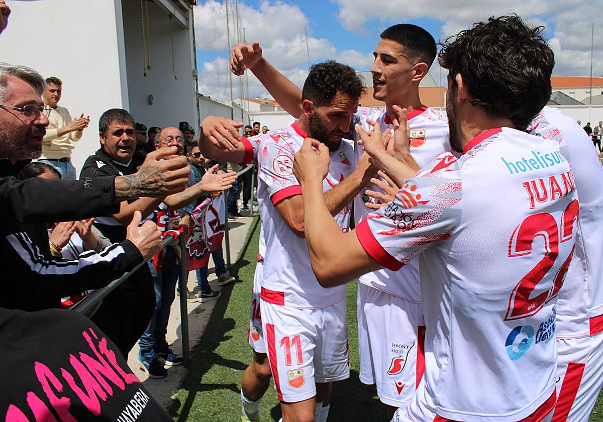 Los jugadores del Llerenense celebran con su afición uno de los tres tantos ante el Montijo.