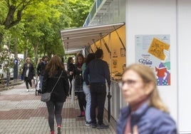 Últimos compradores de la Feria del Libro de Cáceres, instalada en el Paseo de Cánovas.